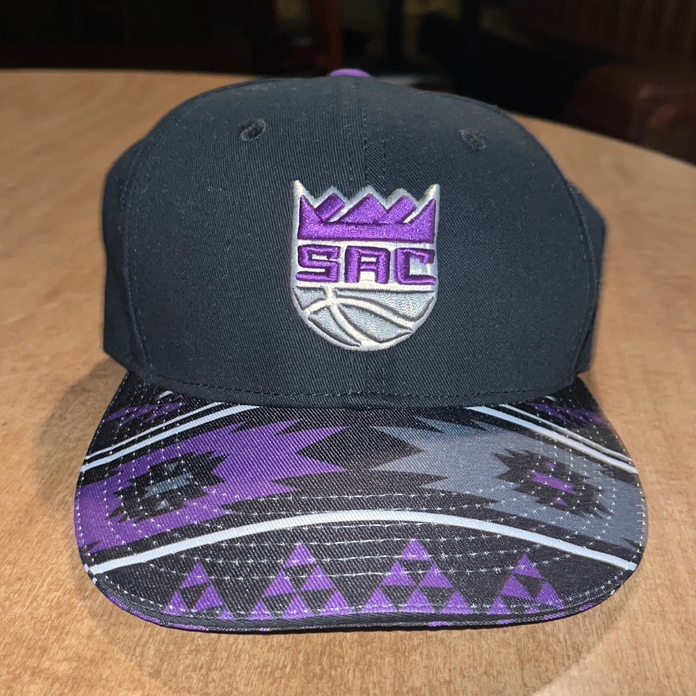 NEVER WORN SACRAMENTO KINGS NATIVE AMERICAN HAT IN GREAT CONDITION